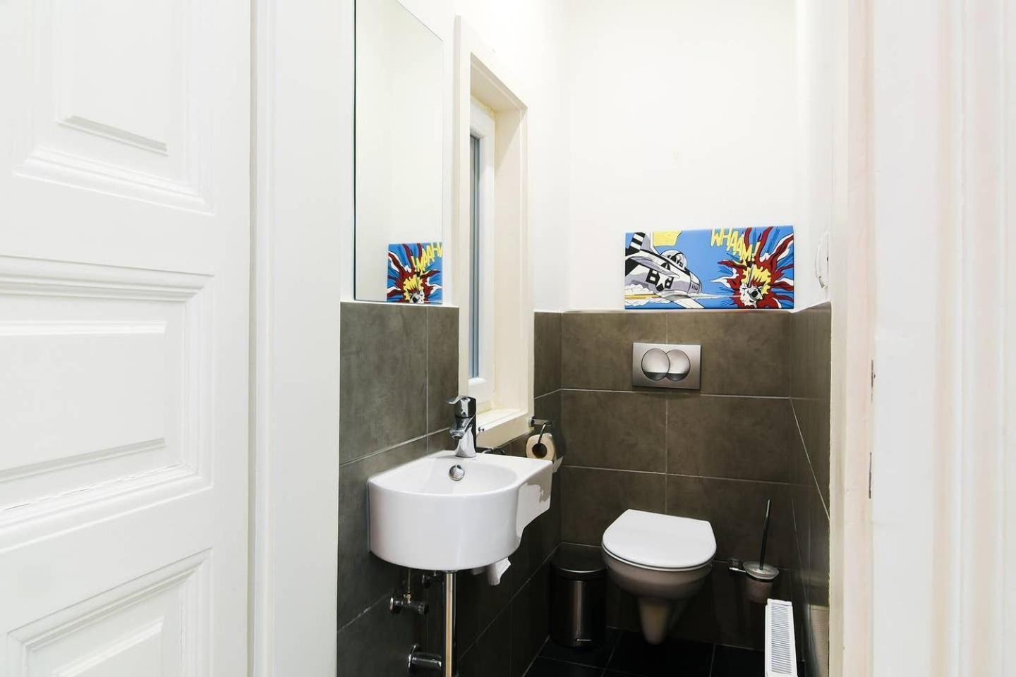 Central & Colorful Studio With Air Conditioning Budapest Ngoại thất bức ảnh