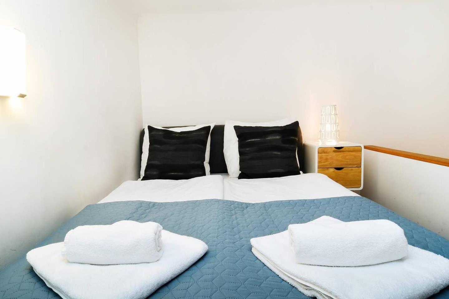 Central & Colorful Studio With Air Conditioning Budapest Ngoại thất bức ảnh