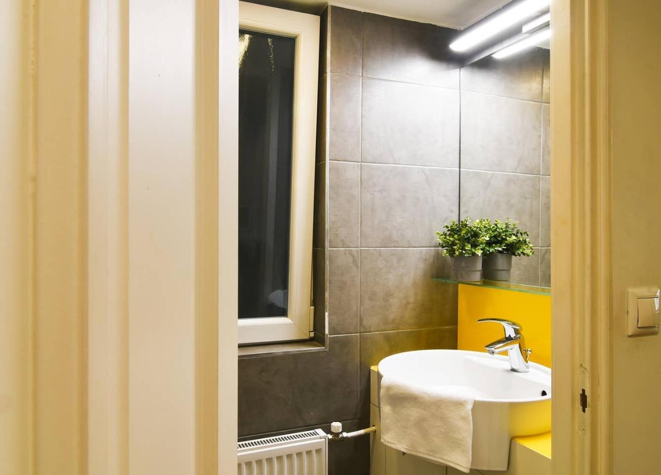Central & Colorful Studio With Air Conditioning Budapest Ngoại thất bức ảnh