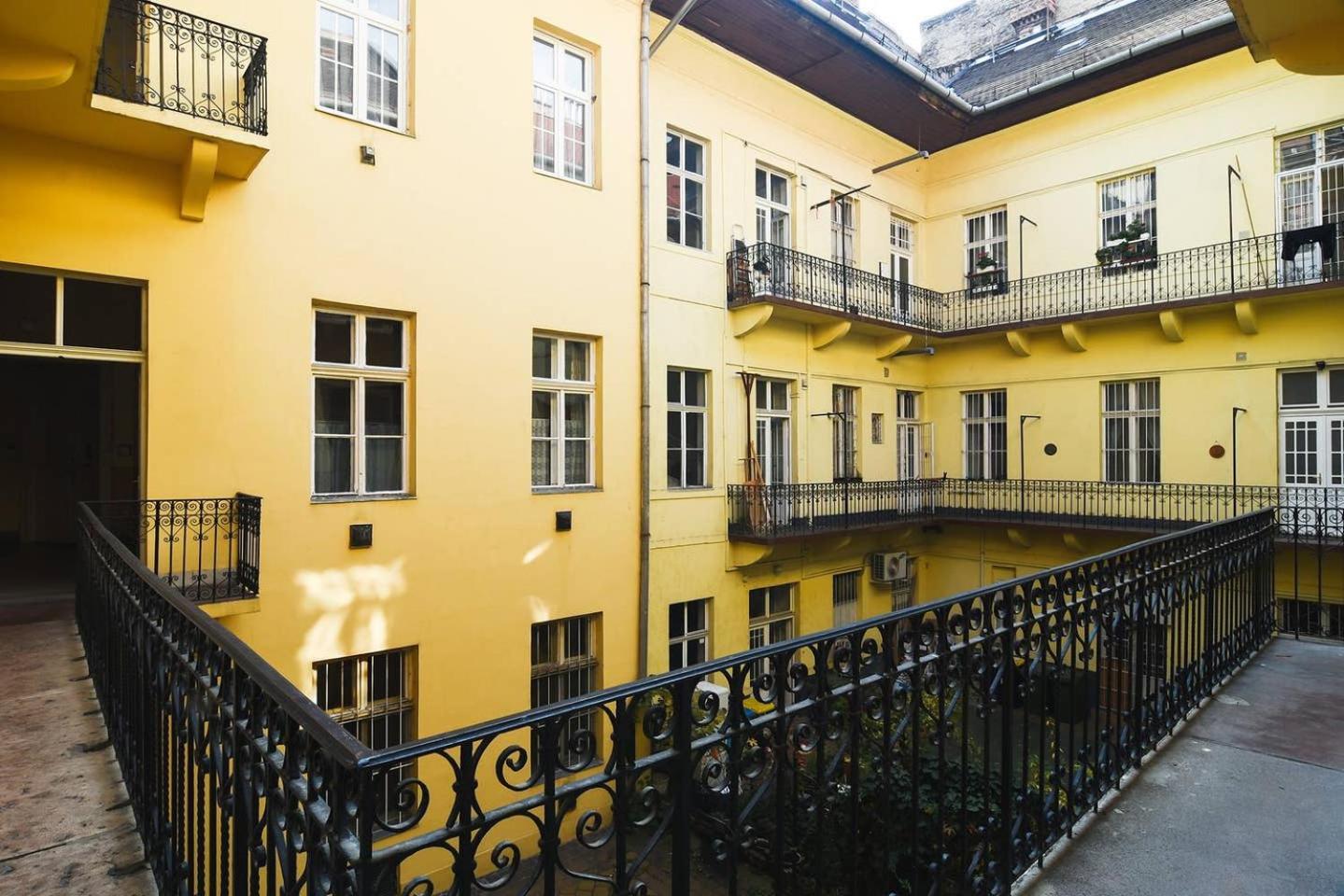 Central & Colorful Studio With Air Conditioning Budapest Ngoại thất bức ảnh