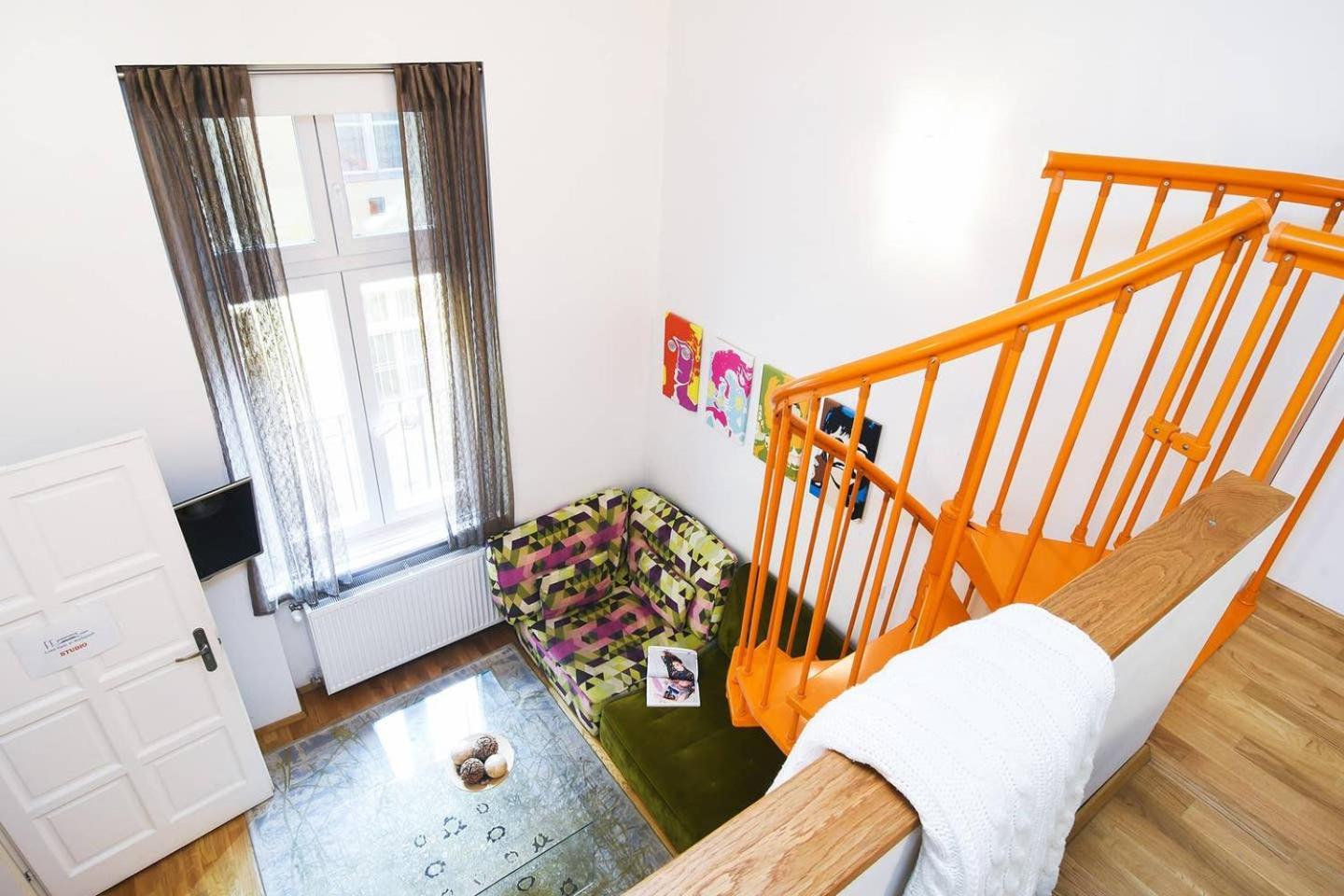 Central & Colorful Studio With Air Conditioning Budapest Ngoại thất bức ảnh